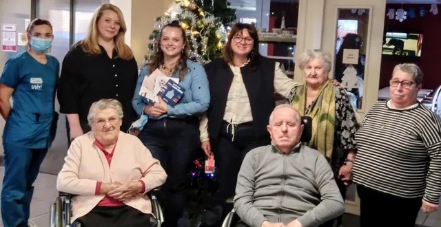 photo  deux employées de la setram ont remis 53 cartes de cartes de vœux à la rose-des-vents de ruaudin.  &copy;  le maine libre 