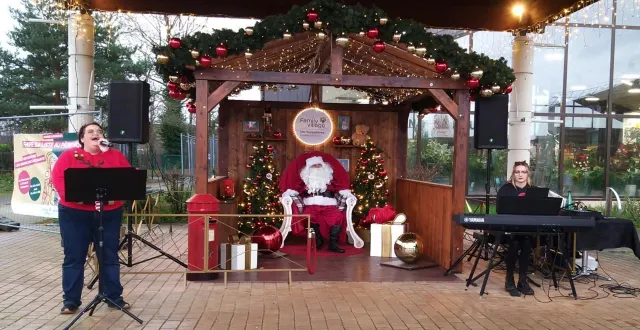 photo  dimanche, family village a conclu trois semaines d’animations de noël par un concert. les chanteuses ont entonné des chants religieux et des musiques connues sur le thème de noël.  &copy;  ouest-france 