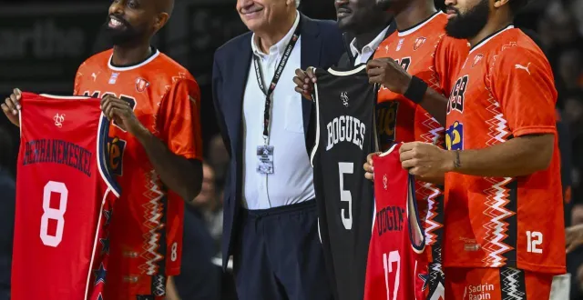 photo  les trois manceaux avaient présenté leur maillot du all star game au public d’antarès avant le match contre gravelines-dunkerque le 20 décembre 2025.  &copy;  le maine libre - denis lambert 