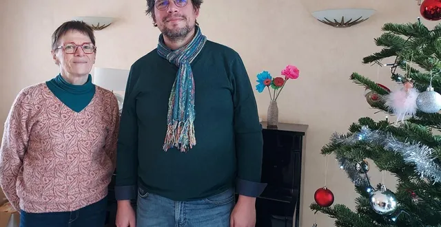 photo  annie prono, retraitée de la fonction publique en milieu hospitalier et guillaume pineau, chargé de mission dans l’aménagement numérique du territoire chez anjou numérique, posent ici lors de la transmission des dossiers de la présidence de l’école de musique du quartet, à l’issue de l’assemblée générale du 10 décembre dernier.  &copy;  ouest-france 