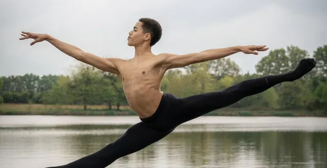 photo  nathan guerlavas, jeune danseur très prometteur, photographié à cholet sur le ponton des avirons, au lac de ribou.  &copy;  lorette pouvreau 