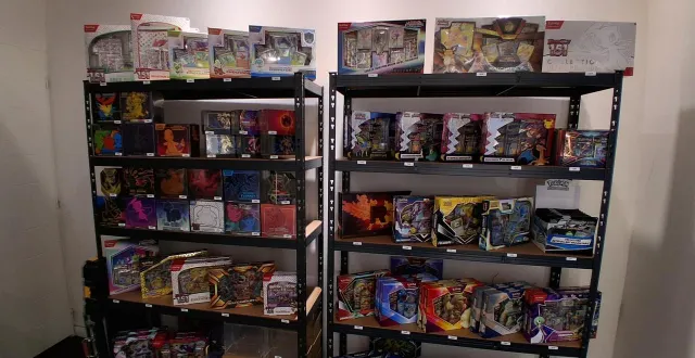 photo  articles en vente dans la boutique pokémans tcg.  &copy;  le maine libre 