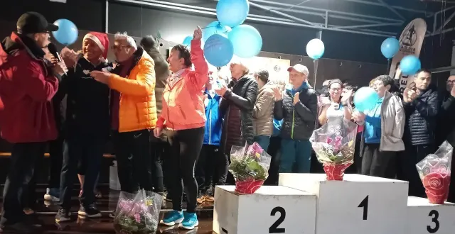 photo  alain dohin (à gauche avec le bonnet du père noël) a eu la surprise de voir une soixantaine de licenciés de l’asssa monter sur le podium pour le remercier de ces nombreuses années passées à les encourager.  &copy;  ouest-france 