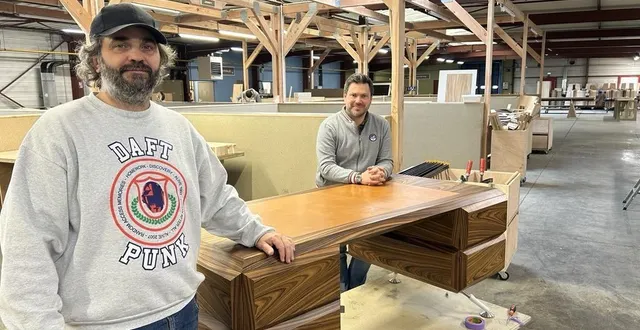 photo  nicolas hervet, président de l’entreprise (au premier plan), et amaury de lacoste, directeur général, autour d’un des meubles iconiques de l’entreprise basée dans l’orne : le bureau « président » et son style rétrofuturiste.  &copy;  ouest-france 