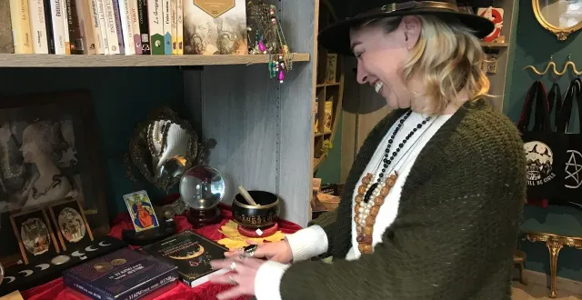 photo  sandy lakdar tient l’esprit du chaudron, impasse saint-julien, dans le centre-ville d’angers.  &copy;  ouest-france 