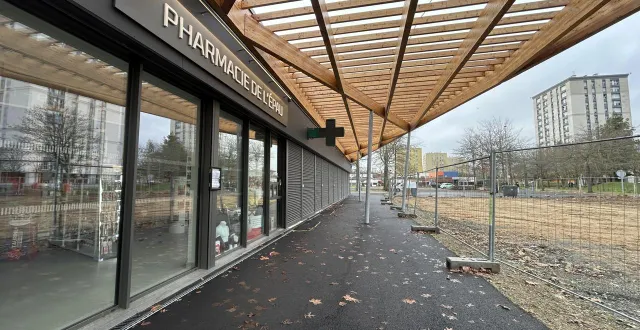 photo  en plus de la pharmacie, le nouveau centre commercial de l’épau devrait accueillir début 2026 un boulanger puis une supérette. en face, l’esplanade va être aménagée à partir de janvier.  &copy;  le maine libre 