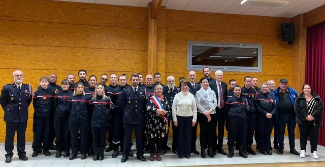 photo  la sainte-barbe réunissant pompiers, élus et habitants.  &copy;  le maine libre 