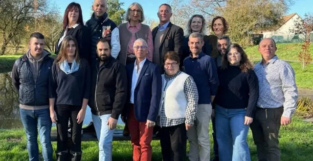 photo  le maire jean-claude boiziau entouré de ses colistiers.   &copy;  le maine libre 