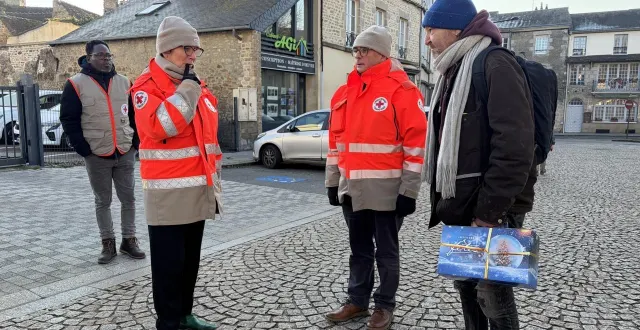 photo  eric (à droite) a reçu son colis de noël et passera la nuit au chaud grâce aux bénévoles de la croix-rouge. de gauche à droite : franck, andréa et jacques.  &copy;  ouest-france 
