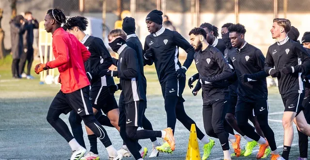 photo  bonnet sur la tête, sidiki chérif (au centre), était bien présent à l’entraînement pour la reprise du sco ce 27 décembre 2025.  &copy;  photo co - régine lemarchand 