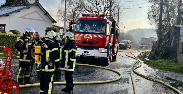 photo  à la meilleraye-de-bretagne, un incendie a dévasté un hangar servant de garage à des véhicules de collection.  &copy;  ouest-france 