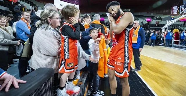 photo  trevor hudgins a célébré avec les supporteurs la victoire obtenue contre saint-quentin vendredi.  &copy;  dominique breugnot / ouest-france 