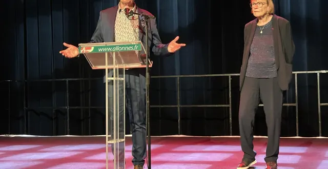 photo  allonnes, samedi 27 décembre 2025. gilles leproust, ici au côté de marie-george buffet, a raconté devant l’assistance plusieurs anecdotes sur son engagement politique et syndical.  &copy;  benoît pelloquin 