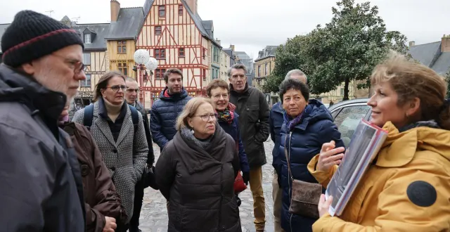 photo  isabelle noyer, guide conférencière (à droite), présente cet épicentre des tournages dans la vieille ville, square jacques-dubois (au-dessus du tunnel) et rue de la reine bérangère. « le bossu » y a notamment été tourné en 1997, nécessitant l’ajout d’un décor. plus récemment, « les caprices de l’enfant roi », de michel leclerc, en juin 2025, avec artus et franck dubosc.  &copy;  ouest-france 