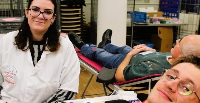 photo  faustine rassure thibault, nouveau donneur.  &copy;  le maine libre 