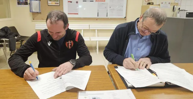 photo  cyril gilet et claude guérin signent la convention.  &copy;  co 