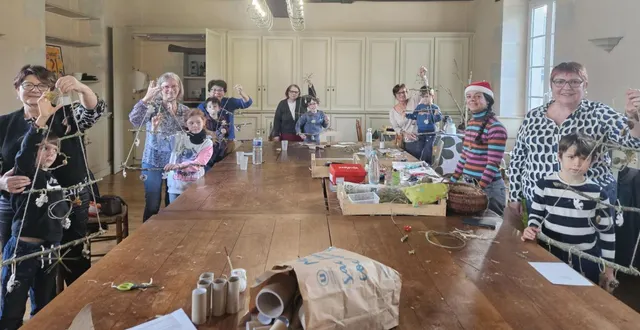 photo  les participants au premier atelier fiers de présenter leurs réalisations.  &copy;  co 