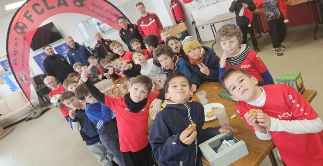 photo  les enfants ont apprécié ce bon moment de partage avec leurs éducateurs. debout, sylvain trouillard, jérémy tréguier, yves hamelin, christian meunier et jules michel.  &copy;  co 
