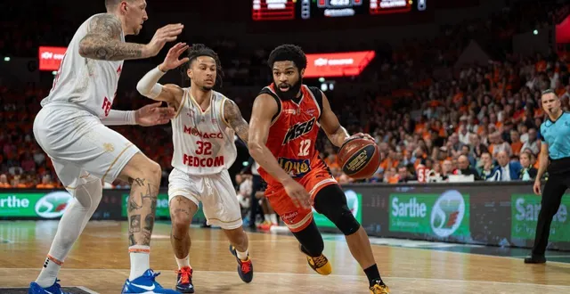 photo  trevor hudgins et le msb se sont imposés lors du deuxième match du quart de finale des playoffs du championnat de france contre monaco, le 30 mai 2025 à antarès.  &copy;  photo : le maine libre - xavier sarrat 