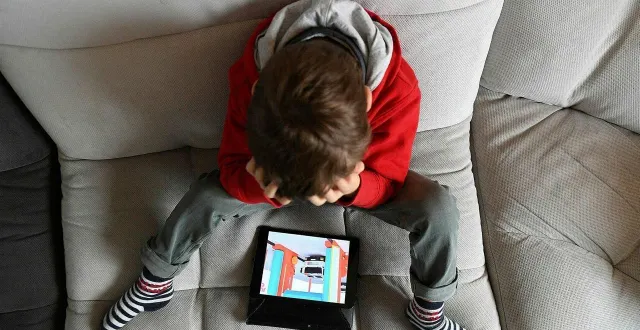 photo  loin du jugement ou de la culpabilisation, les autrices du livre « comment les écrans agissent sur nos bébés et nos ados » livrent les conclusions scientifiques de l’usage des écrans (photo d’illustration).  &copy;  archives co - josselin clair 