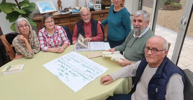 photo  la ménitré, le 28 novembre 2025. quelques-uns des membres de l’atelier généalogie de l’association histoire et patrimoine en vallée d'anjou (hpva), autour de son président jean-luc neau (deuxième à partir de la droite).  &copy;  co – agathe le nueff 
