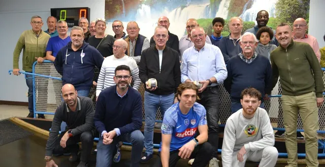 photo  joueurs et dirigeants du sablé fc ont découvert la boule de fort, en compagnie des sociétaires de l’étoile sabolienne. une belle journée de partage.   &copy;  le maine libre 