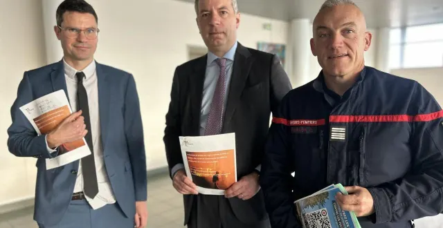 photo  le patron de la direction départementale des territoires (ddt) marc severac, le préfet de la sarthe sébastien jallet et le directeur du sdis 72 le colonel frerson ont présenté la nouvelle réglementation en vigueur autour de l’obligation pour les propriétaires de débroussailler autour de chez eux afin d’éviter la propagation des feux de forêt.  &copy;  le maine libre 