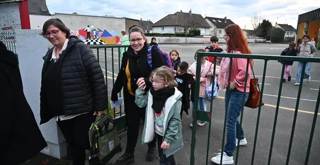 photo  delphine coutard et chloé derouault, mères d’élèves, à la sortie de l’école primaire andré-fertre, à la flèche. (sarthe).  &copy;  franck dubray / ouest france 