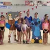photo des gymnastes des groupes performance, détection et les fédérales. les décors sont signés angélina, la mère d’une gymnaste qui gère à chaque spectacle la décoration.