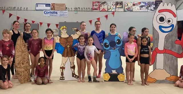 photo  des gymnastes des groupes performance, détection et les fédérales. les décors sont signés angélina, la mère d’une gymnaste qui gère à chaque spectacle la décoration.  &copy;  le maine libre 