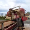 photo paulo fernandes, codirigeant, aux commandes de la scierie mobile, basée à avoise, près de sablé-sur-sarthe.
