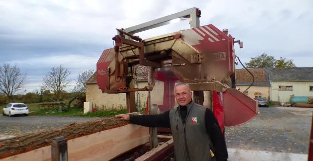 photo  paulo fernandes, codirigeant, aux commandes de la scierie mobile, basée à avoise, près de sablé-sur-sarthe.  &copy;  ouest-france 