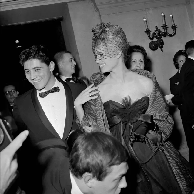 photo le chanteur français sacha distel arrivant à l’opéra de paris avec l’actrice française brigitte bardot, le 20 décembre 1958.  ©  archives afp