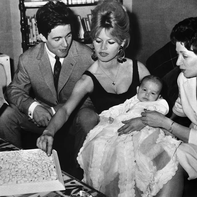 photo brigitte bardot et son mari jacques charrier lors du baptême de leur fils nicolas en 1960.  ©  upi / afp