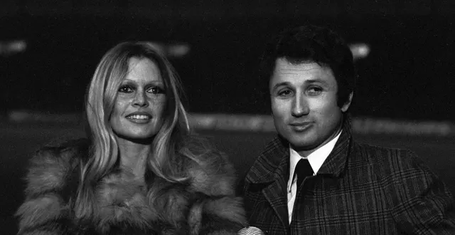 photo  brigitte bardot interviewée par michel drucker en mars 1971 lors du match caritatif où se trouve la légende pelé.  &copy;  aime dartus / ina via afp 