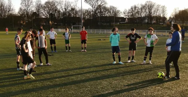 photo  joan pinier, à l’entraînement devant les jeunes du club.  &copy;  yannick pinier 