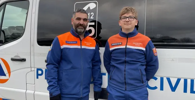photo  cédric bonnegent, 43 ans, et paul vasselin, 16 ans, deux des trente saint-bernard qui aideront les fêtards à rentrer chez eux le soir du réveillon du nouvel an, autour d’argentan (orne).  &copy;  ouest-france 