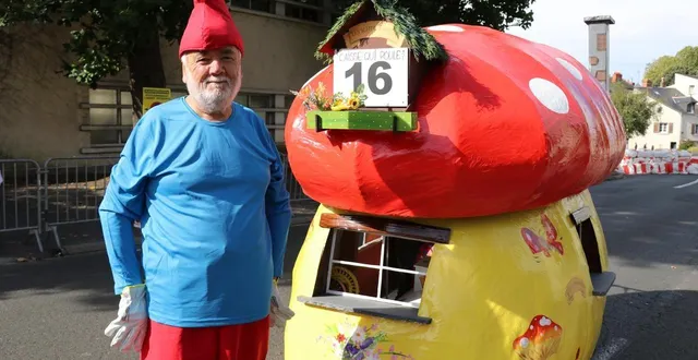 photo  mais pourquoi ce grand schtroumpf s’est-il retrouvé dans les rues de saumur ?  &copy;  courrier de l’ouest 