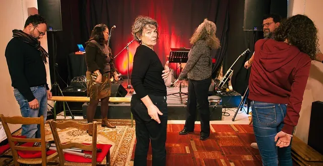 photo  un échauffement vocal avant de monter en scène avec laure geslin, chanteuse.  &copy;  ouest-france 