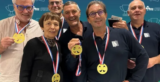 photo  l’équipe de sablé-sur-sarthe avec sa médaille d’or autour du cou obtenue lors du championnat de france open par équipes performance 2025/2026.  &copy;  fédération française de bridge 