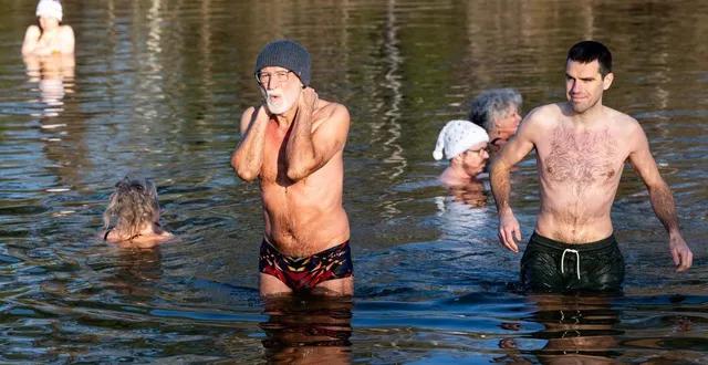 photo  écouflant, parc de loisirs des sablières, dimanche 28 décembre. un travail sur la respiration et le mental permet aux participants de rester immergés plusieurs minutes dans une eau glacée. à droite : alexandre tonnelier, créateur du groupe des givrés d’anjou.  &copy;  co - régine lemarchand 