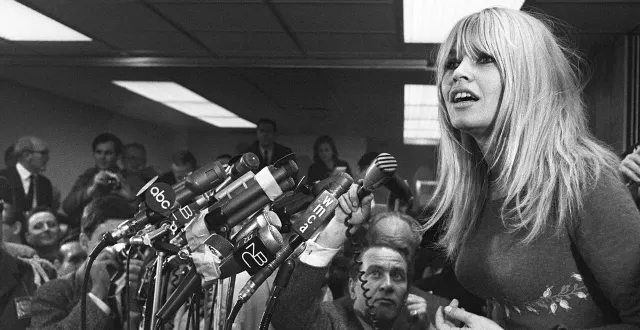 photo  l’actrice française brigitte bardot lors d’une conférence de presse à l’aéroport kennedy de new york le 17 décembre 1965, où elle était venue assister à l’avant-première de « viva maria », mis en scène par louis malle dans lequel elle tient l’un des premiers rôles avec jeanne moreau.  &copy;  afp 