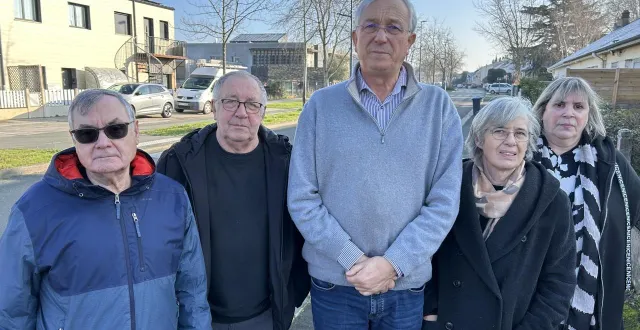 photo  trélazé, samedi 27 décembre. philippe lebrun, ici avec quatre de ses colistiers : daniel bizon, claudine vilain, santiago baena et maryse lépron  &copy;  co - fabienne supiot 