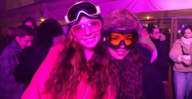 photo  morgane et laura ont plus que respecté le dress-code avec leurs lunettes de ski pour le sunday vibes, à la visitation, au mans (sarthe), dimanche 28 décembre 2025. ambiance garantie.  &copy;  ouest-france 