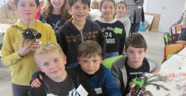 photo  au club nature, celyan, gabriel, melaine (assis), nathan et louison (debout) ont fait preuve de créativité pour confectionner ces petites décorations à partir d’une pomme de pin cueillie dans le bois voisin. mardi 23 décembre, ils ont aussi planté une haie bocagère avec l’aide de leurs animateurs et de la fédération de chasse du maine-et-loire, qui a fourni les plants.  &copy;  ouest-france 