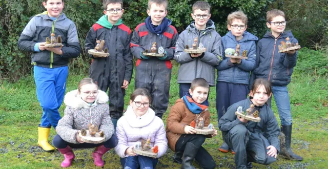 photo  lundi, les enfants ont fabriqué un écureuil avec des éléments naturels. un cône de cèdre pour le corps et d’épicéa pour la queue, une noix pour la tête et les écailles d’une pomme de pin sont devenues les pattes arrière et les oreilles. ensuite, avec l’indispensable aide des bénévoles, les enfants ont tracé et découper des planches et des baguettes pour construire un calendrier perpétuel. ce gros travail n’a été achevé que le lendemain.  &copy;  ouest-france 