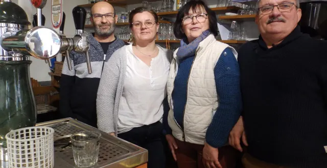 photo  de gauche à droite : les arrivants, sébastien ragot et sa conjointe aurélie ribot ainsi que les cédants, anne et didier gaudin.  &copy;  co 