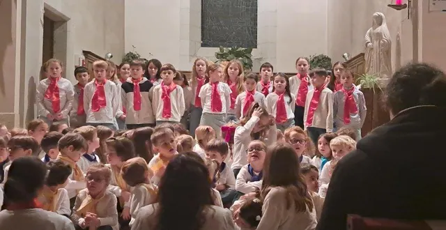 photo  debout derrière, les cm1-cm2 interprètent une première chanson en anglais lors du récital « coldplay the scientist ».  &copy;  co 