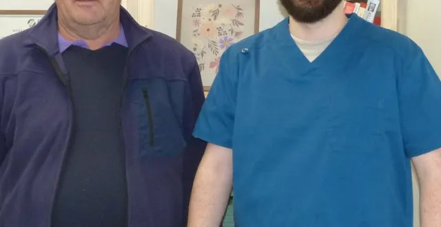 photo  jean dumur, maire, à gauche, est ravi d’accueillir quentin calvet, un nouveau professionnel de santé.  &copy;  ouest-france 