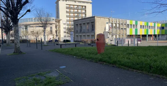 photo  il ne reste plus rien de l’arbre percuté par un camion le 9 juillet 2025, entre la résidence autonomie des bazinières et l’école saint-exupéry, avenue françois-de-nicolay, à sablé-sur-sarthe.  &copy;  ouest-france 